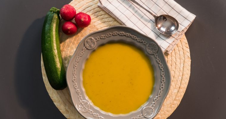 Creme de curgete e rabanetes sem batata: vai adorar esta entrada!