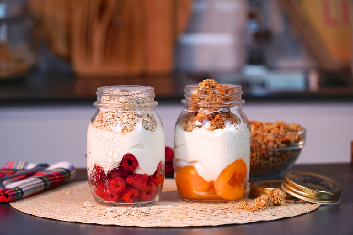 Iogurte com fruta e cereais: ideal para a marmita para o trabalho!