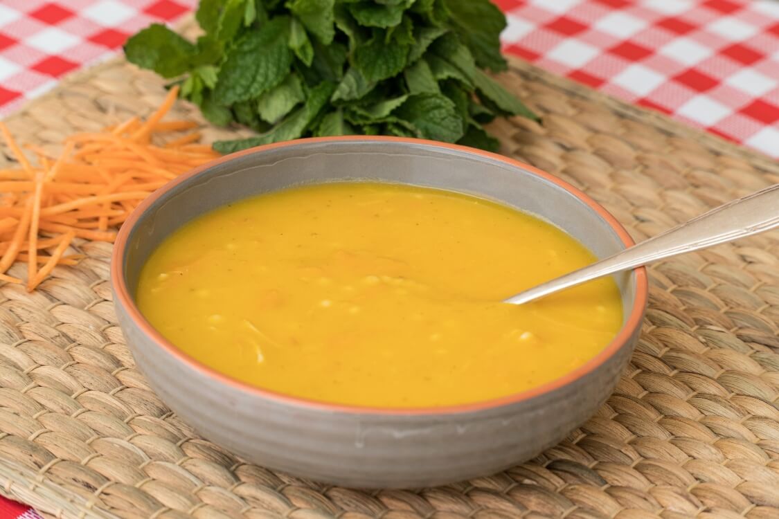 Sopa de frango e hortelã: um mimo para o seu paladar!