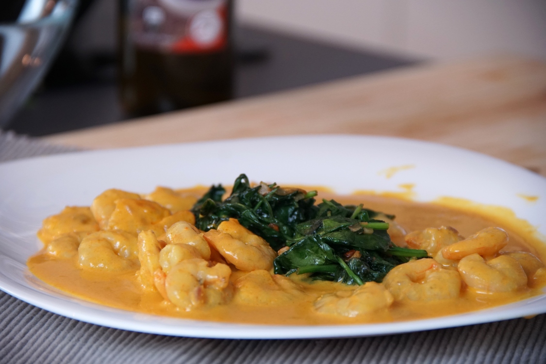 Caril de gambas com espinafres: quer experimentar?