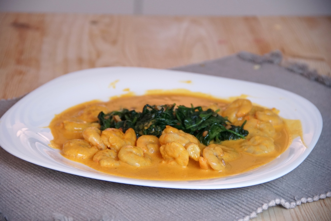 Caril de gambas com espinafres: quer experimentar?