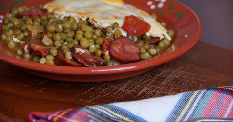 Ervilhas com ovos escalfados e chouriço: que petisco tão fácil de preparar!