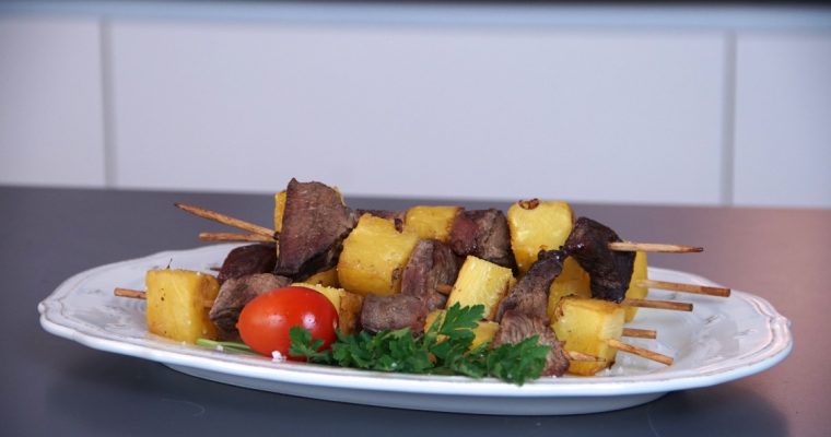 Espetadas de novilho e abacaxi: vai adorar este petisco!
