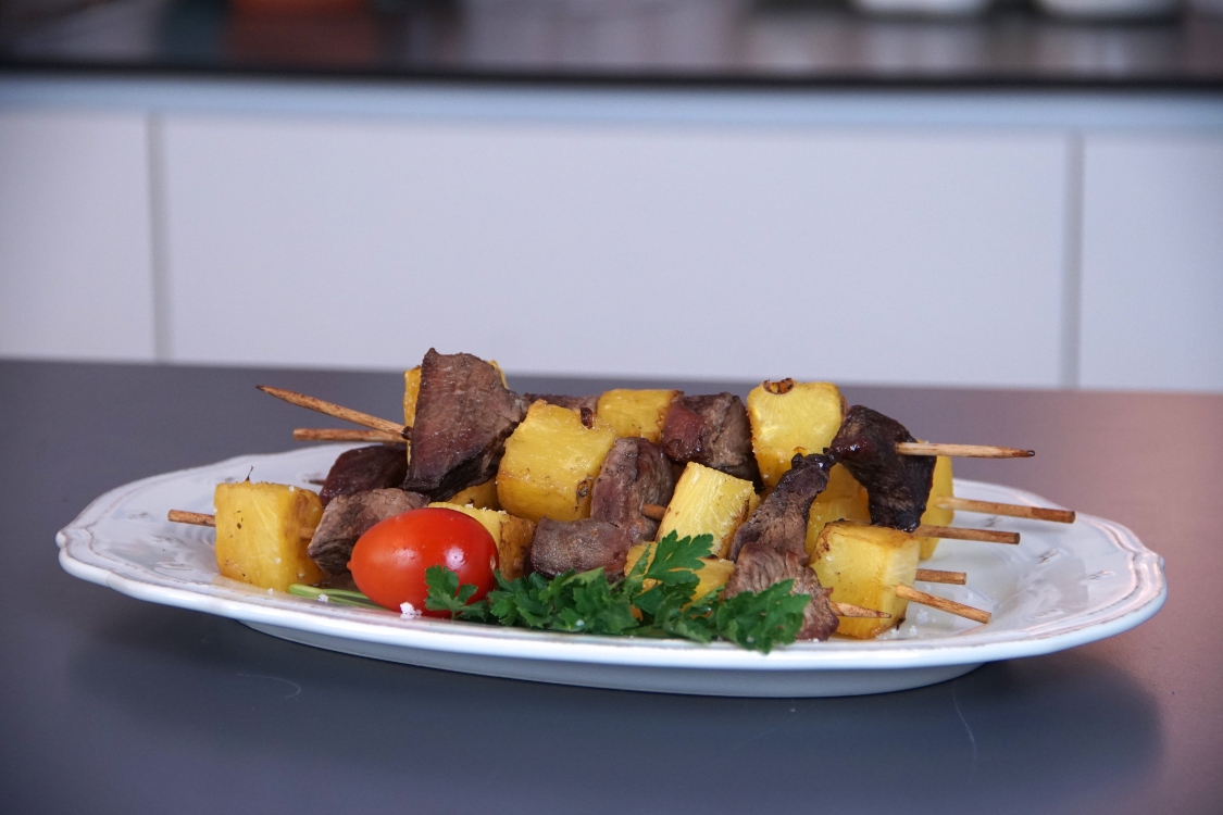 Espetadas de novilho e abacaxi: vai adorar este petisco!