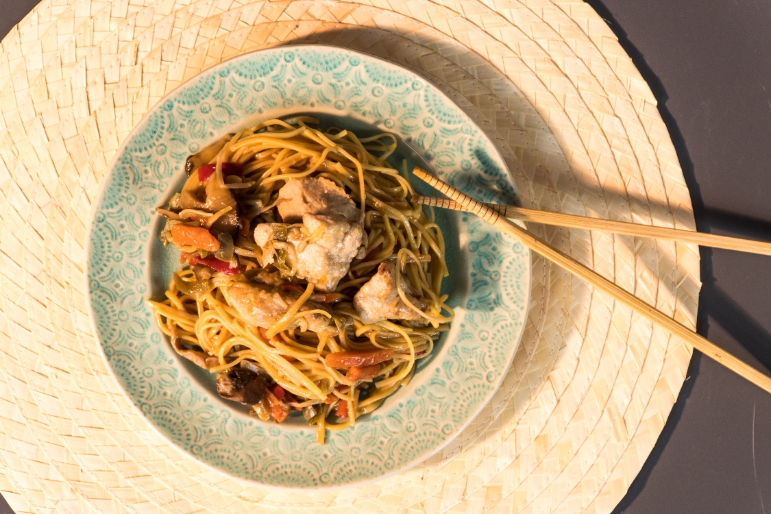 Noodles de ovo com frango e cogumelos shitake: o melhor da Ásia!