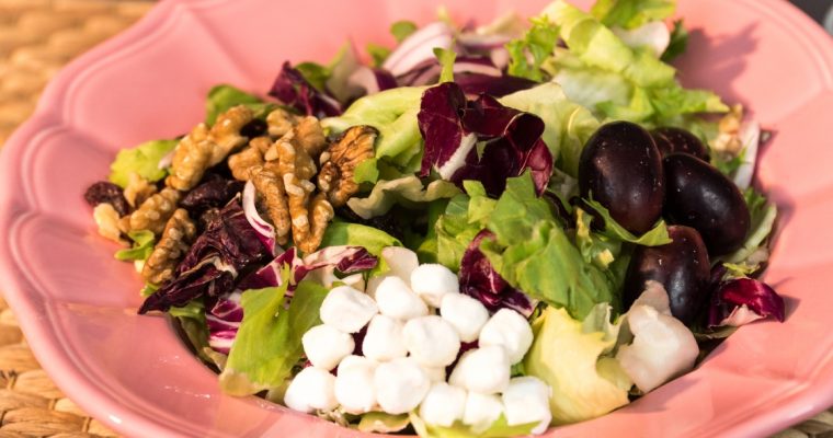 Salada de queijo de cabra, uva e frutos secos: que deliciosa combinação!