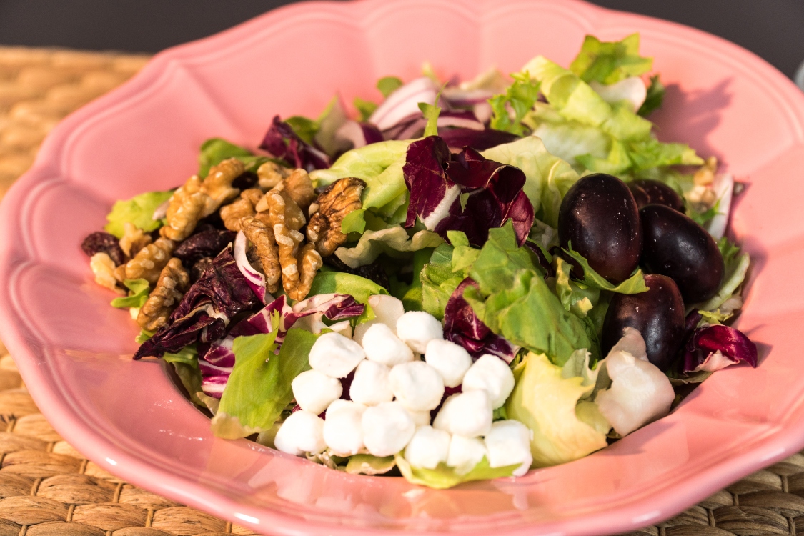 Salada de queijo de cabra, uva e frutos secos: que deliciosa combinação!
