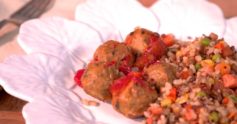 Almôndegas de vegetais com arroz integral e mistura de legumes