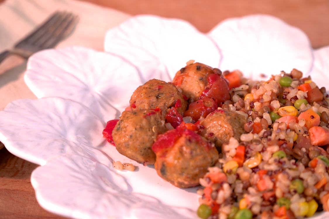 Almôndegas de vegetais com arroz integral e mistura de legumes