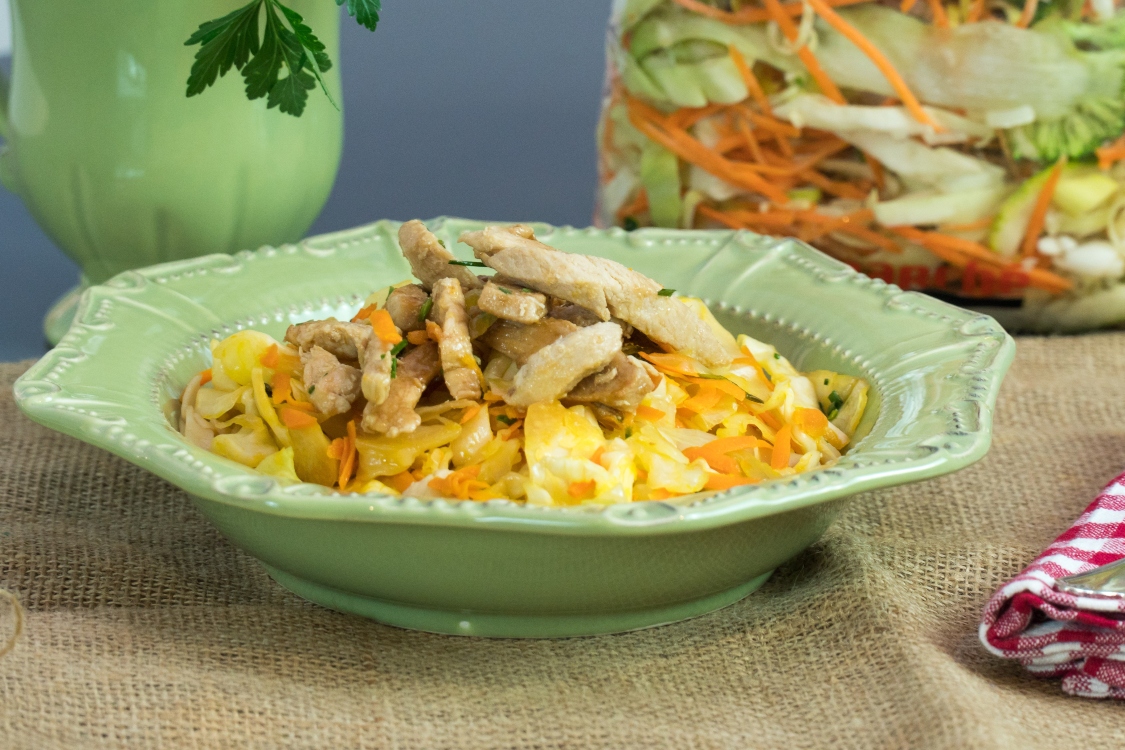 Frango em cama de vegetais: um prato saudável e cheio de sabor!