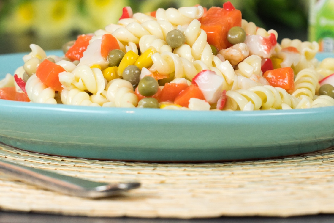 Massa de legumes e delícias do mar: um prato repleto de cor e nutrientes!