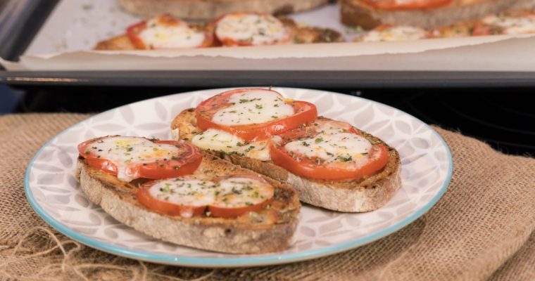 Bruscheta de tomate, mozarela e orégãos: que rico petisco!
