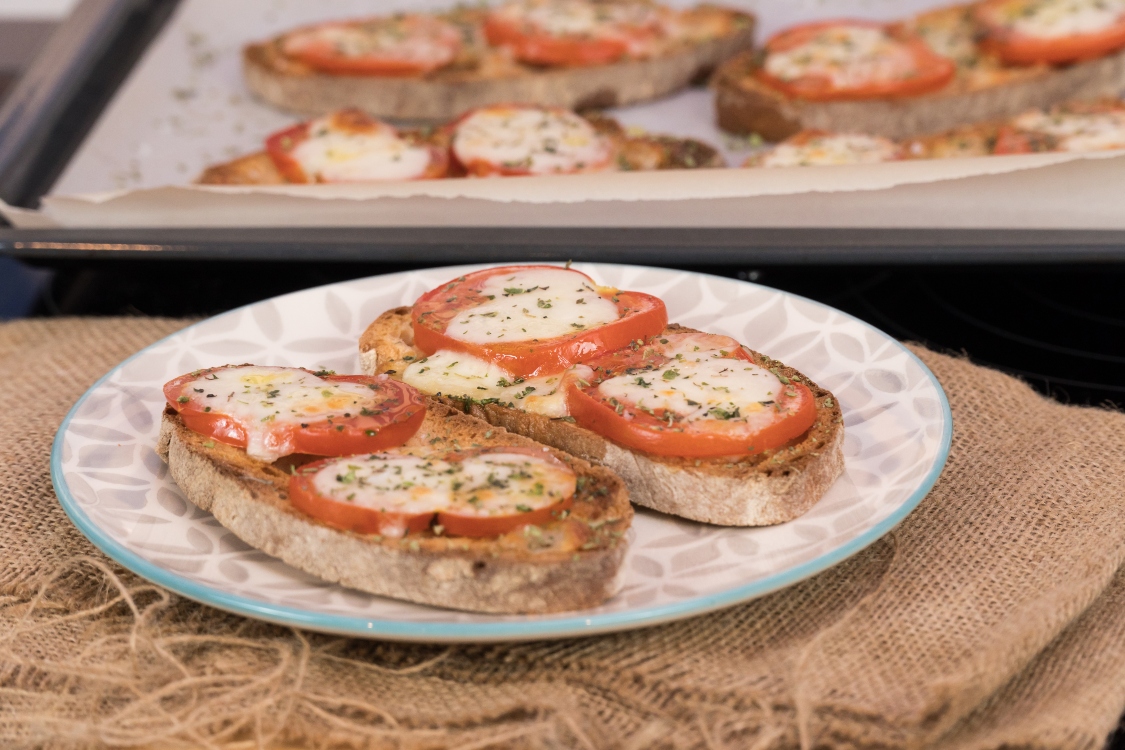 Bruscheta de tomate, mozarela e orégãos: que rico petisco!