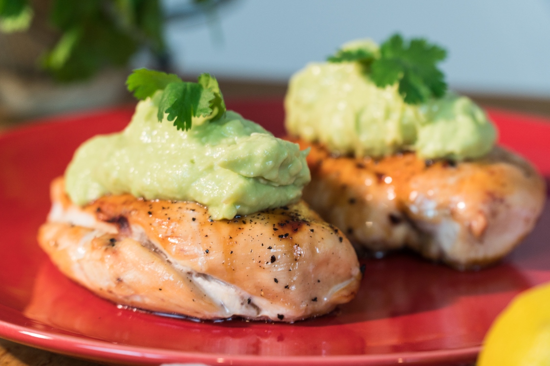 Frango assado com mel e abacate: uma receita diferente… e saborosa!