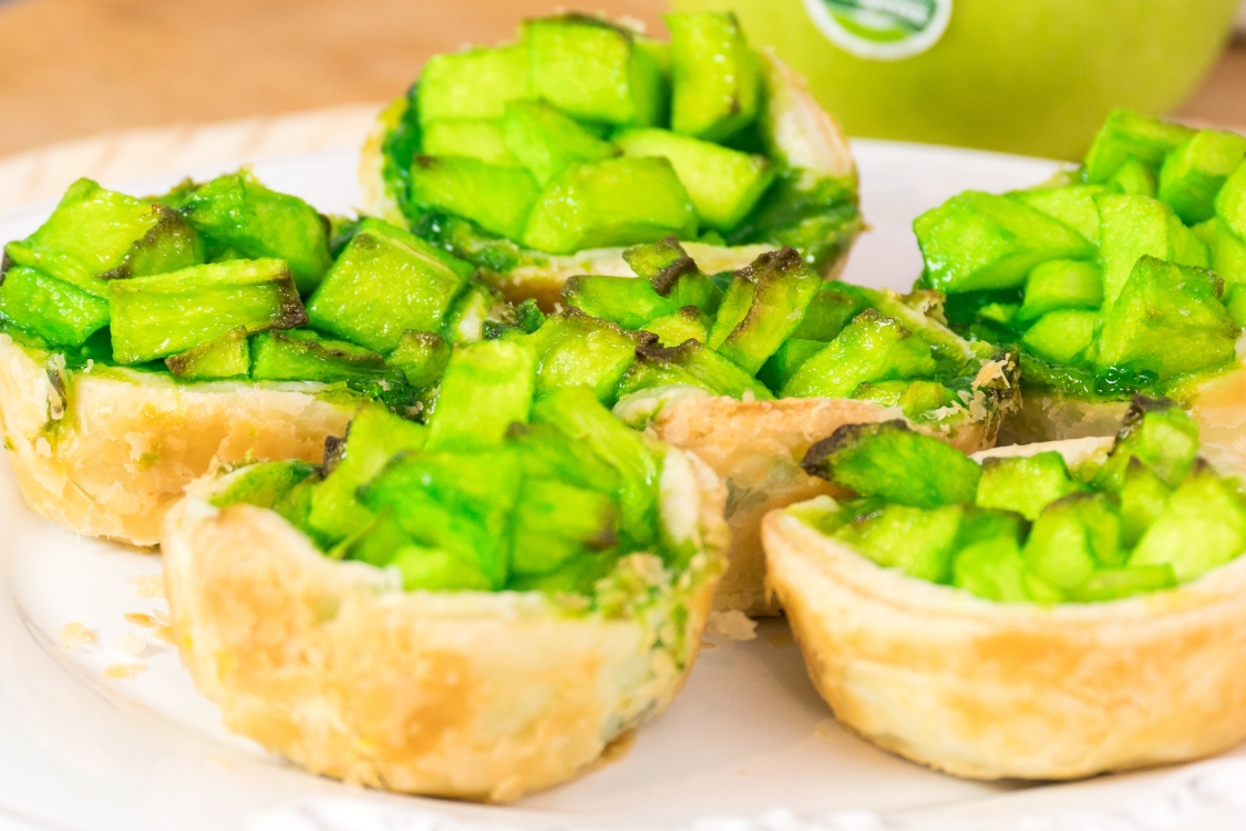 Mini folhados de maçã coloridos: um doce criativo!