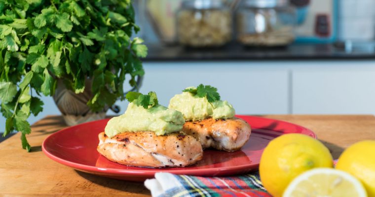 Frango assado com mel e abacate: uma receita diferente… e saborosa!