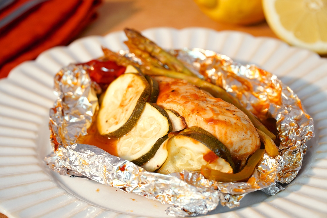 Papelote de barbecue de frango e vegetais: dá água na boca!