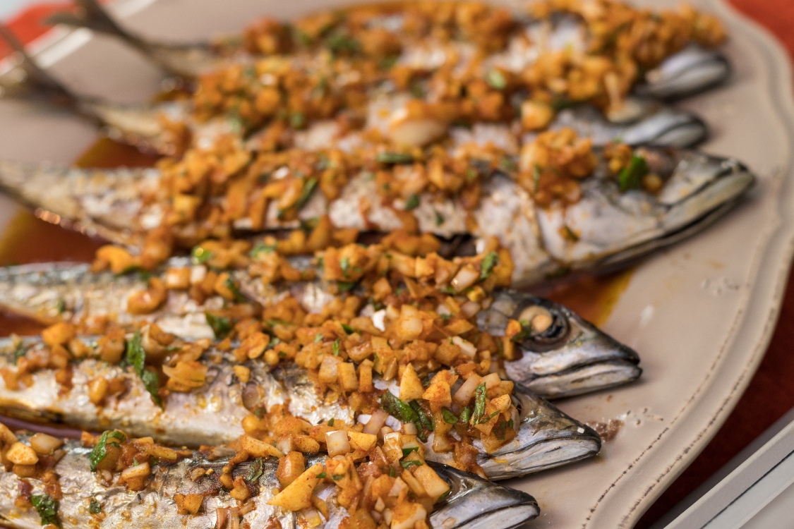 Cavala assada com molho à espanhola: riqueza em nutrientes e em sabor!