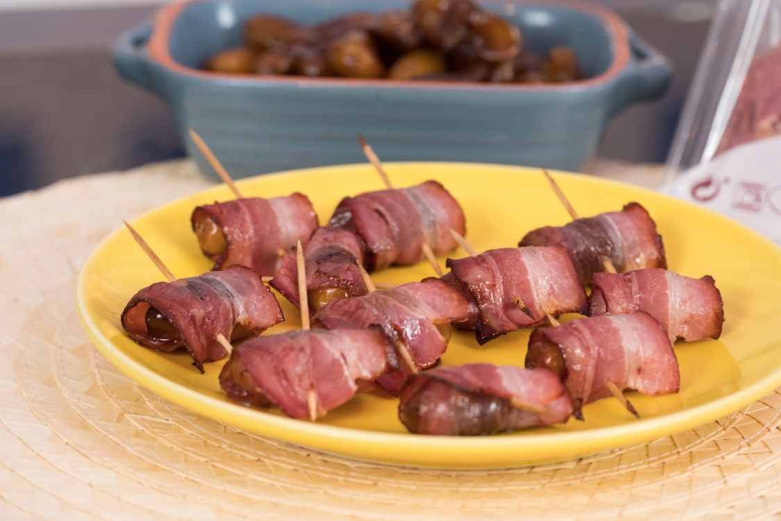 Tâmaras com bacon: um rico petisco para uma entrada única!