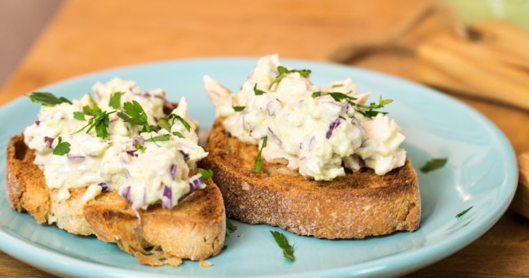 Torradas de frango e abacate: experimente um petisco diferente!