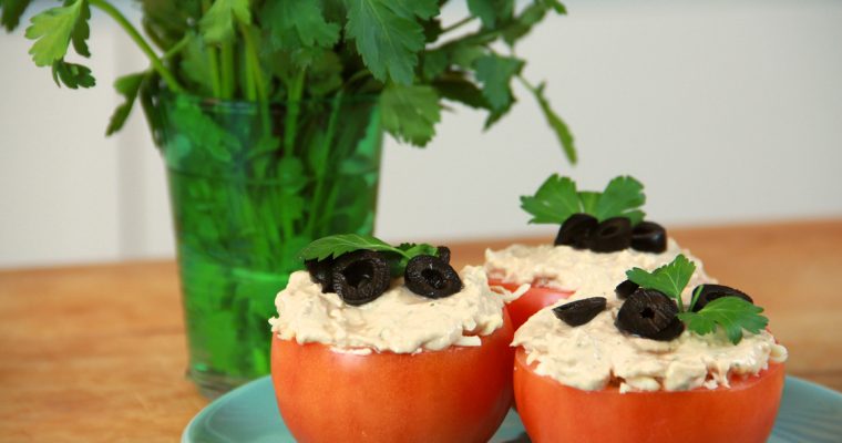 Tomates recheados com atum: um petisco fresco e rico em sabor!