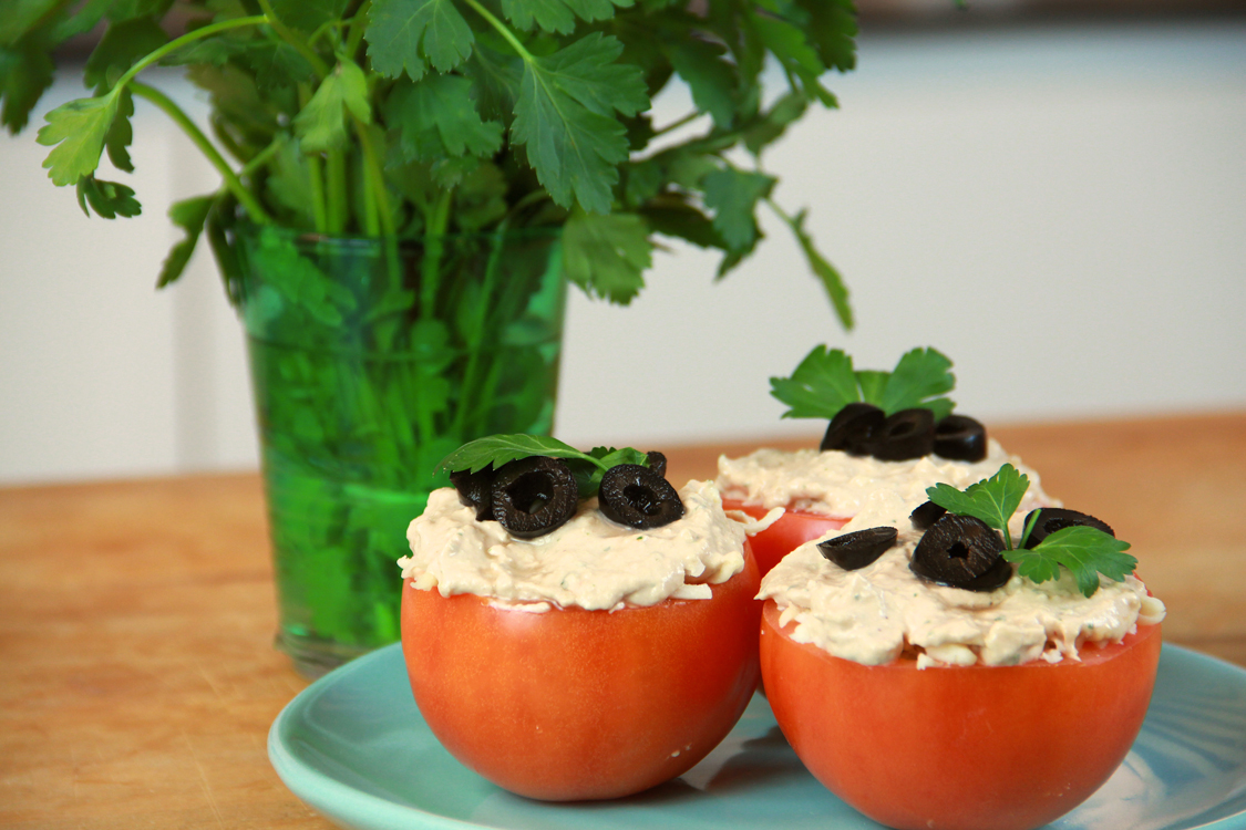 Tomates recheados com atum: um petisco fresco e rico em sabor!