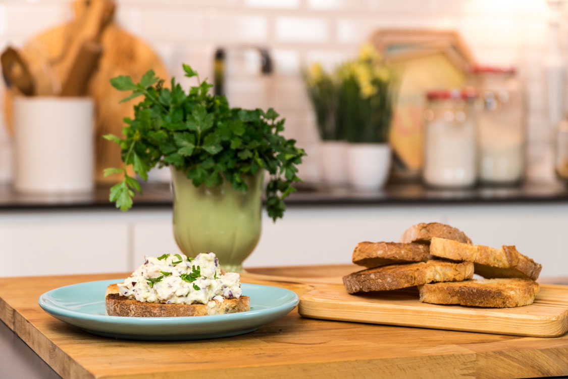 Torradas de frango e abacate: experimente um petisco diferente!