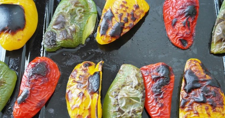 É assim que eu tiro a pele dos pimentos assados, sem queimar os dedos!