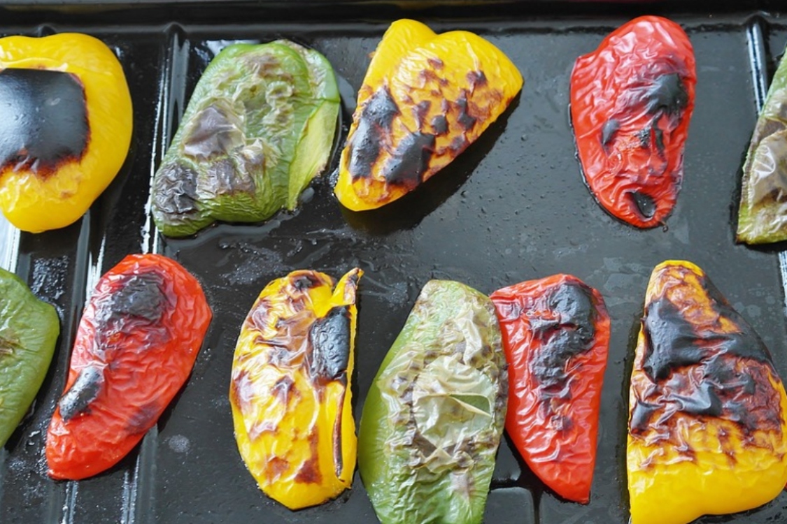 É assim que eu tiro a pele dos pimentos assados, sem queimar os dedos!