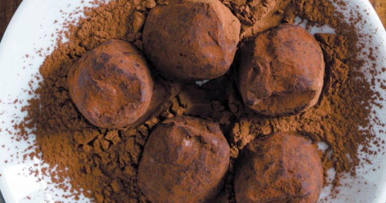 Trufas de bolo-rei, chocolate e avelãs: vai adorar este doce de inverno!