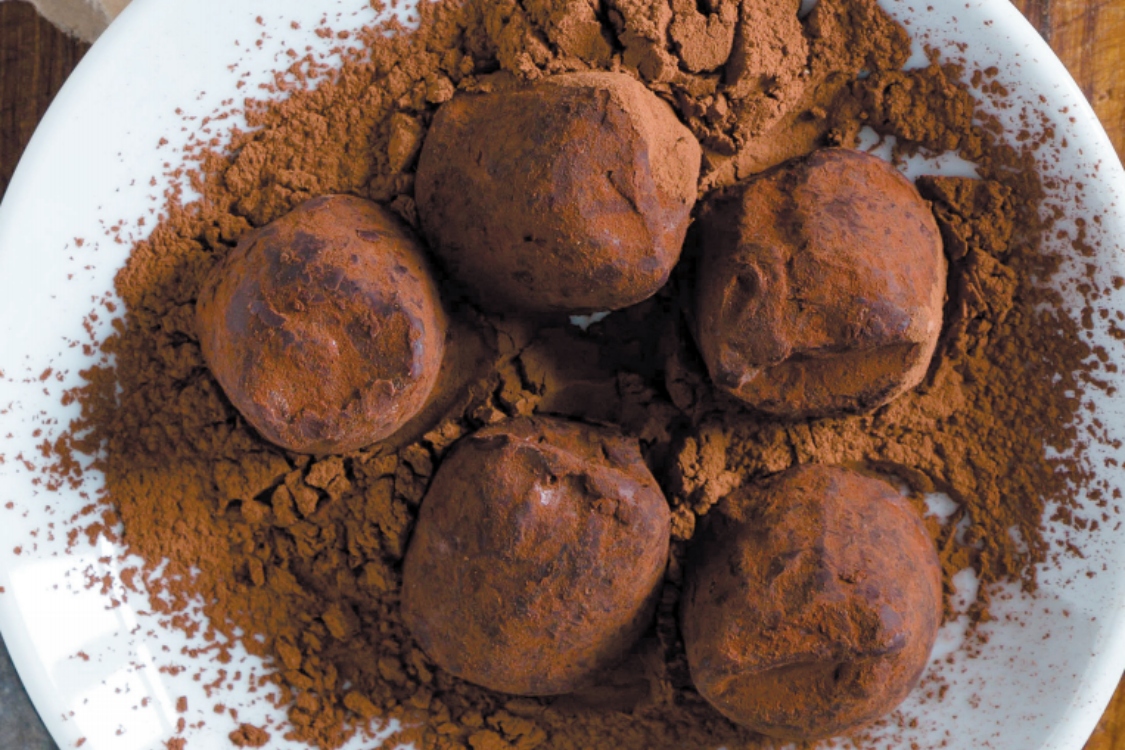 Trufas de bolo-rei, chocolate e avelãs: vai adorar este doce de inverno!