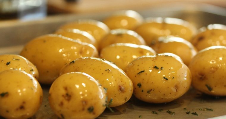 Este é o truque perfeito para assar batatas!