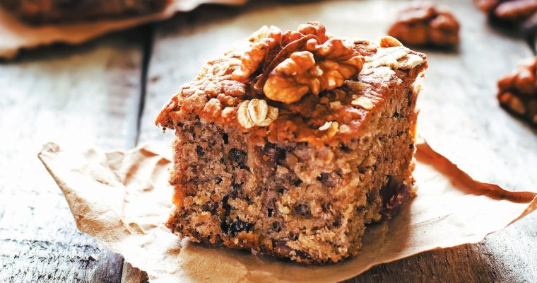 Bolo de farinha de aveia e nozes: para um lanche em família!