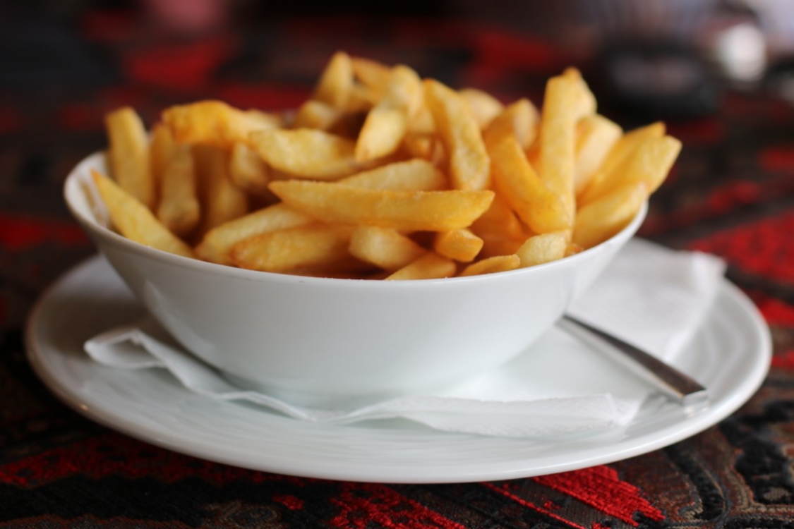 Sabia que pode preparar batatas fritas mais saudáveis? Siga estas dicas!