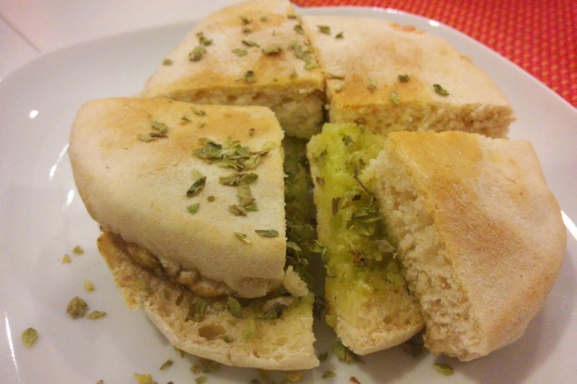 Receita de bolo do caco com manteiga de alho à moda da Madeira