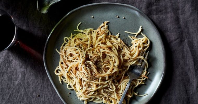 Esparguete com manteiga e limão: para surpreender as mulheres da nossa vida!
