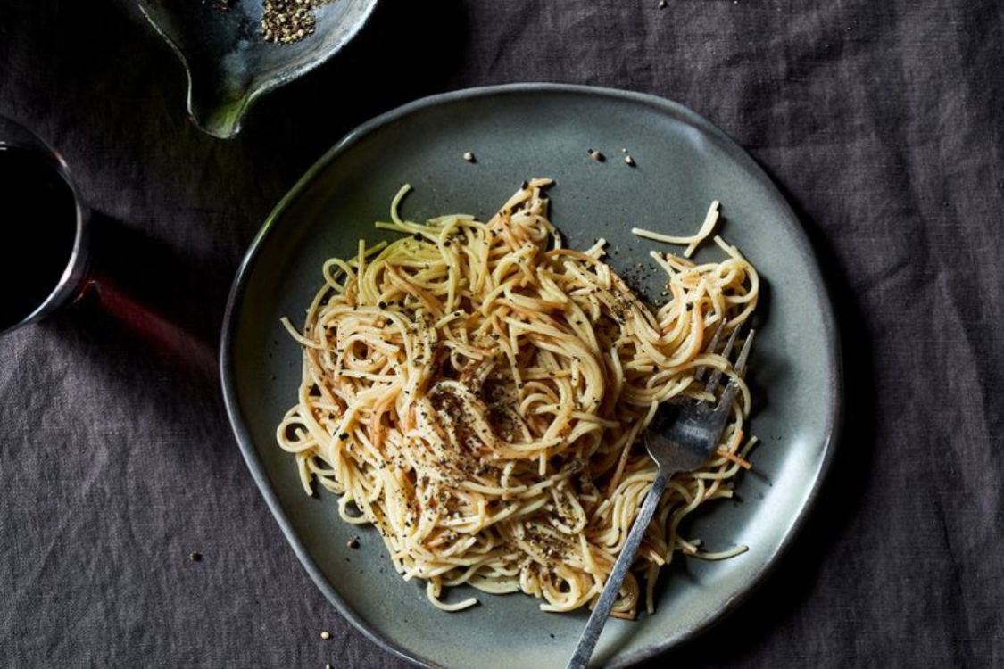Esparguete com manteiga e limão: para surpreender as mulheres da nossa vida!