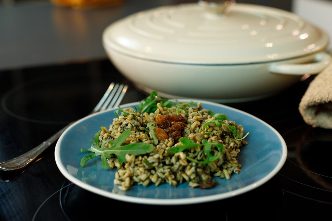 Aveia salteada com frango e rúcula: para uma merenda na praia!