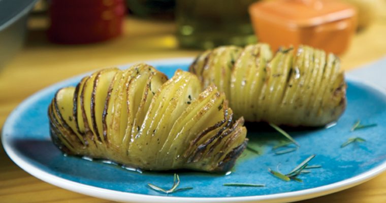Batata Hasselback: tem um nome difícil de dizer… mas é saboroso de comer!