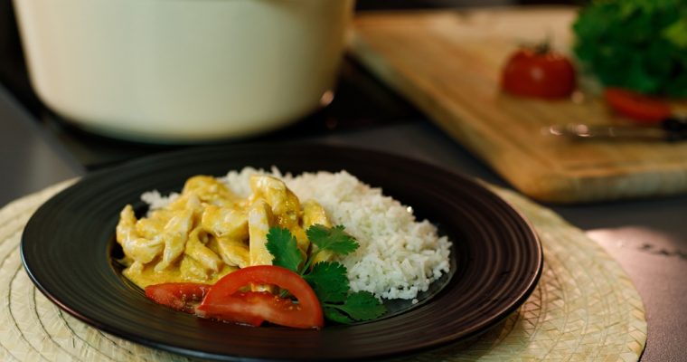 Frango com molho de coco e tomate