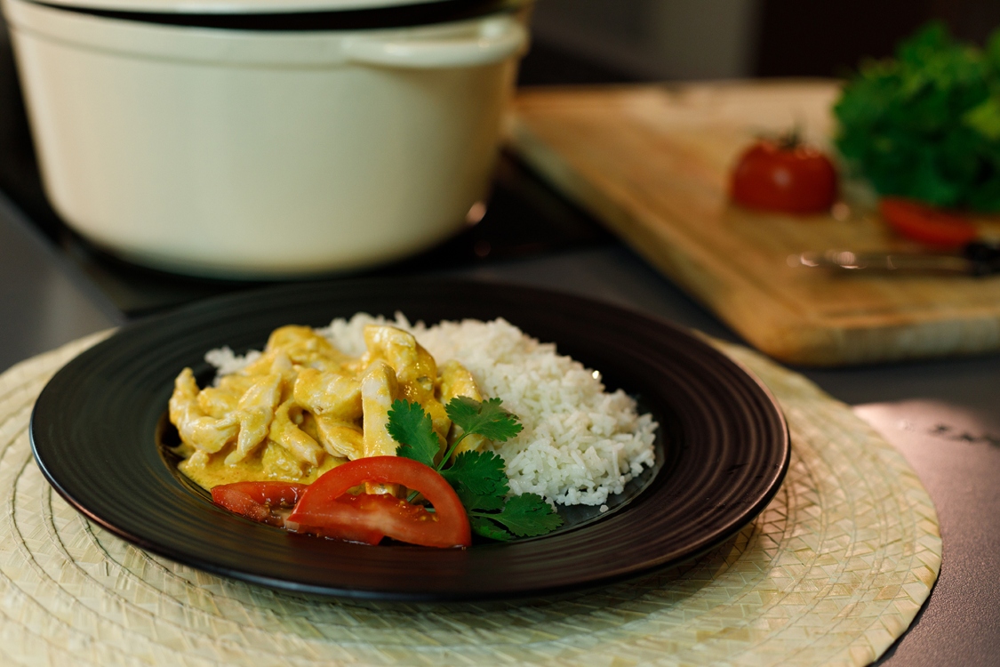 Frango com molho de coco e tomate