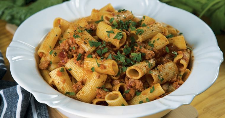 Rigatoni com Linguiça e Tomate: um prato fácil e delicioso!