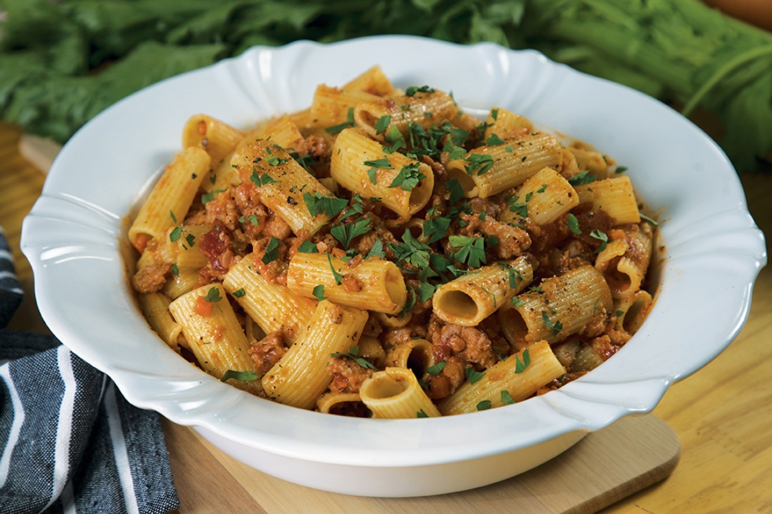 Rigatoni com Linguiça e Tomate: um prato fácil e delicioso!