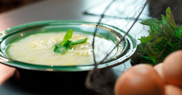 Faça uma canja de galinha para estes dias frios!