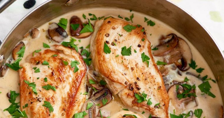 Frango cremoso com cogumelos, alho e parmesão