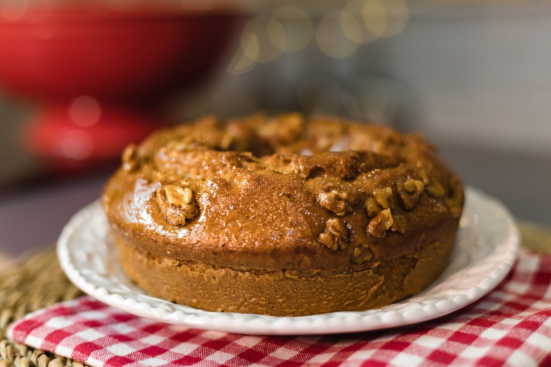 Bolo de noz e mel com farelo de aveia