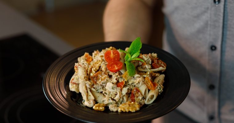 Penne com frango e nozes: fica pronto em poucos minutos!