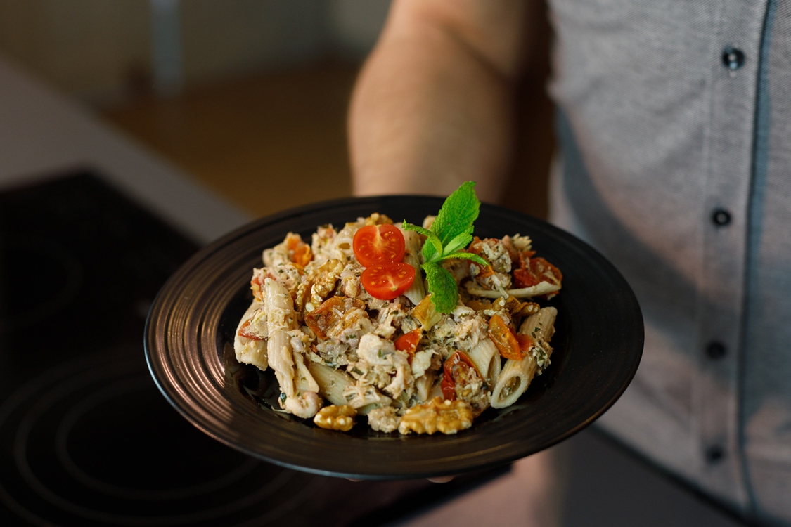Penne com frango e nozes: fica pronto em poucos minutos!