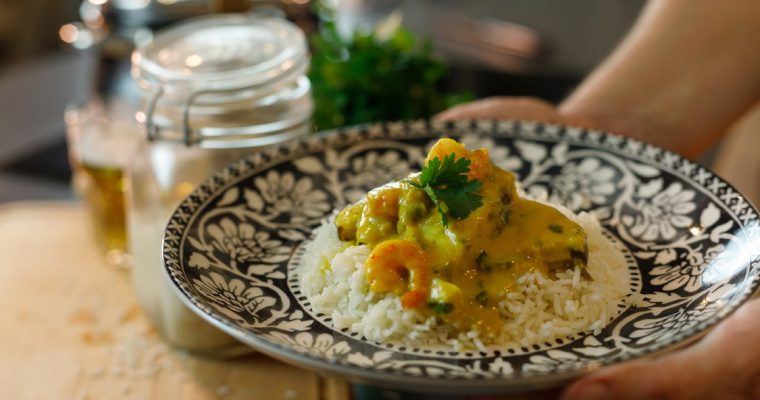 Caril de peixe e camarão