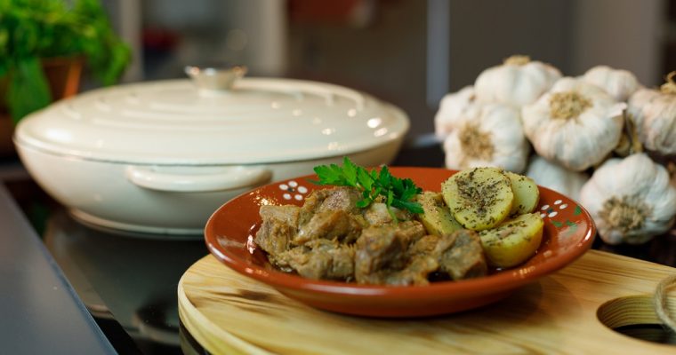 Rojões em vinha d´alhos com batata assada